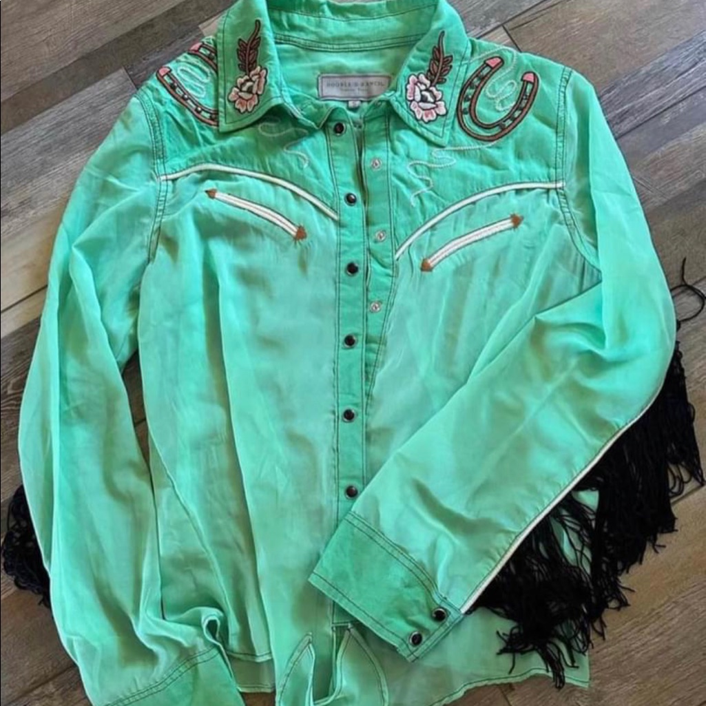 Beautiful Size Xs Pearl Snap Blouse